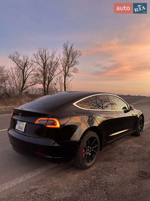 Седан Tesla Model 3 2020 в Черкассах