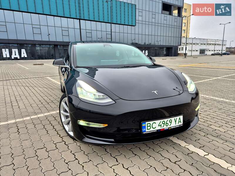 Седан Tesla Model 3 2018 в Львове