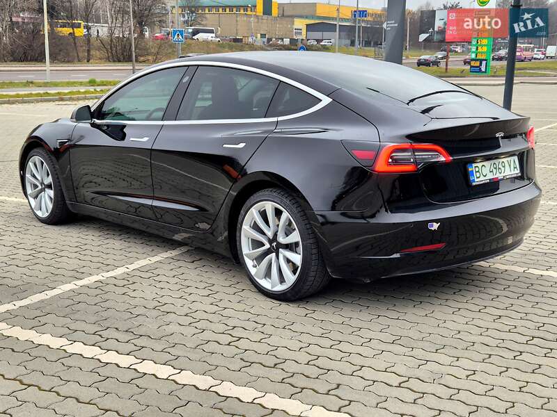 Седан Tesla Model 3 2018 в Львове