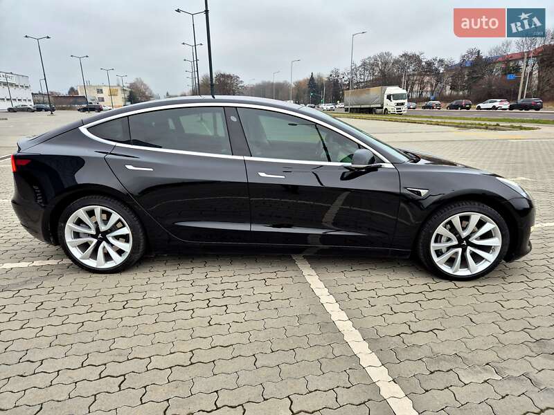 Седан Tesla Model 3 2018 в Львове