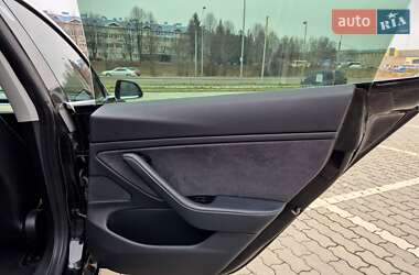 Седан Tesla Model 3 2018 в Львове