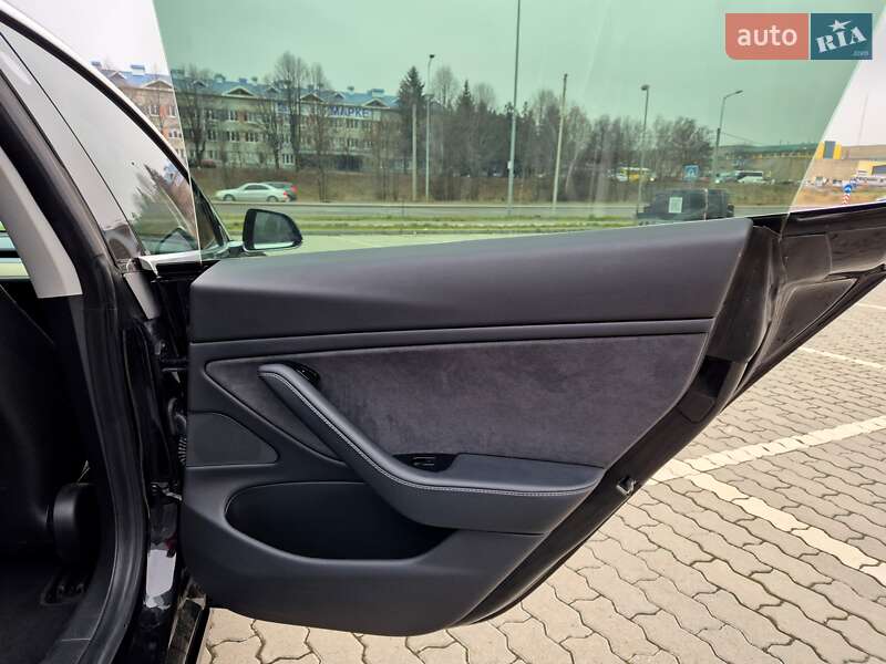 Седан Tesla Model 3 2018 в Львове