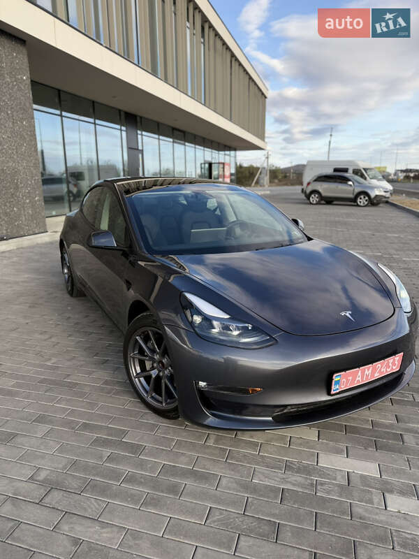 Седан Tesla Model 3 2023 в Ужгороде
