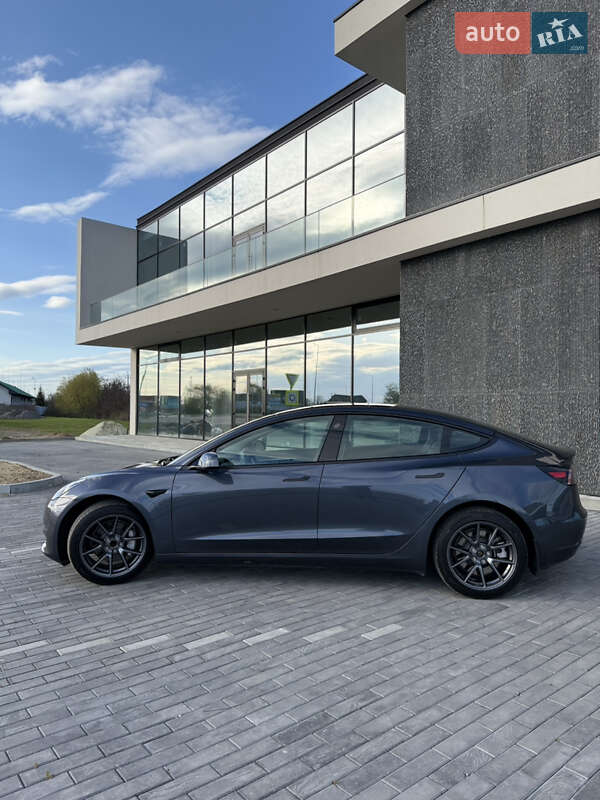 Седан Tesla Model 3 2023 в Ужгороде