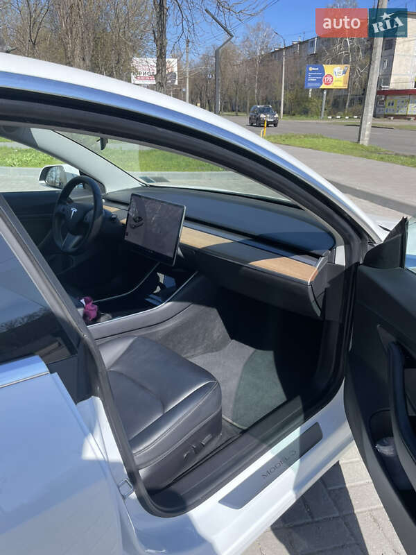 Седан Tesla Model 3 2019 в Черкассах