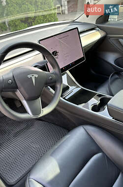 Седан Tesla Model 3 2020 в 