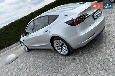 Седан Tesla Model 3 2022 в 