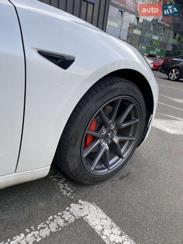 Седан Tesla Model 3 2021 в Киеве