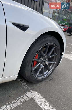 Седан Tesla Model 3 2021 в 