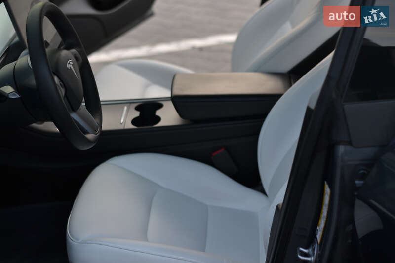 Седан Tesla Model 3 2022 в Черкассах