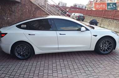 Седан Tesla Model 3 2021 в 