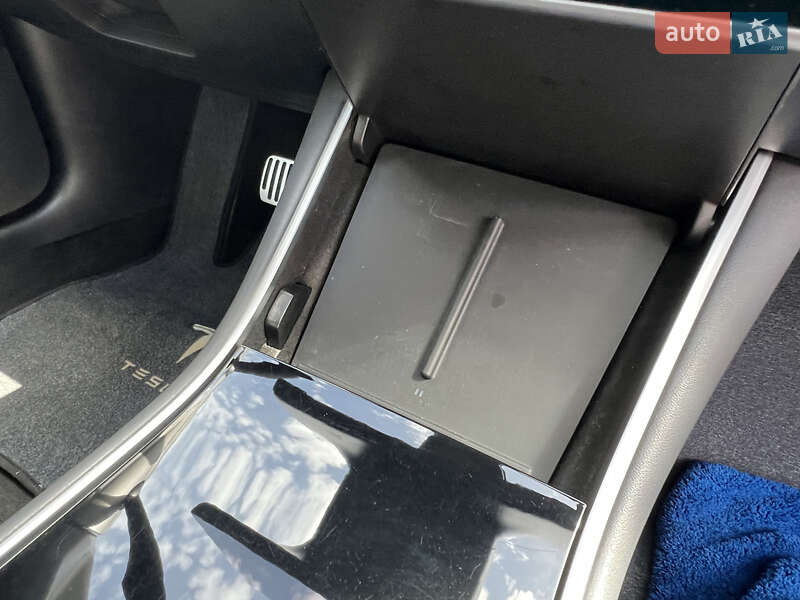 Седан Tesla Model 3 2018 в Самборе