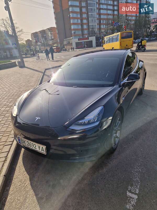Седан Tesla Model 3 2018 в Ровно