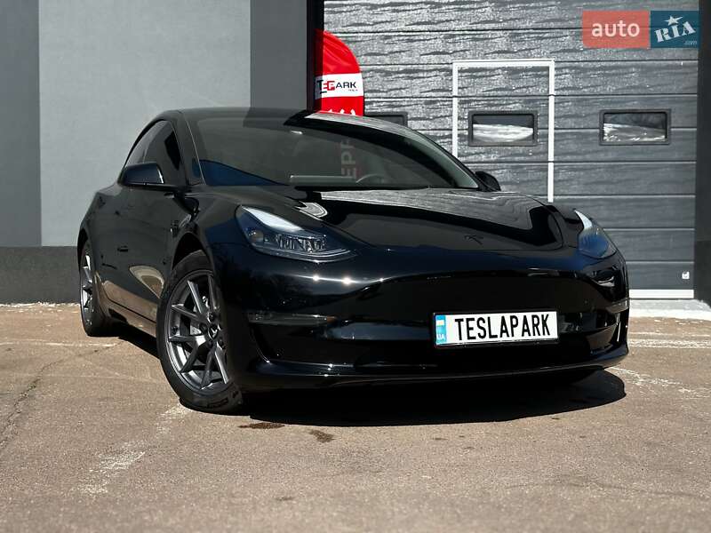 Седан Tesla Model 3 2023 в 