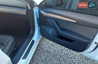 Седан Tesla Model 3 2022 в 