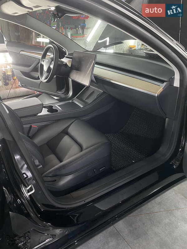Седан Tesla Model 3 2023 в Тальном