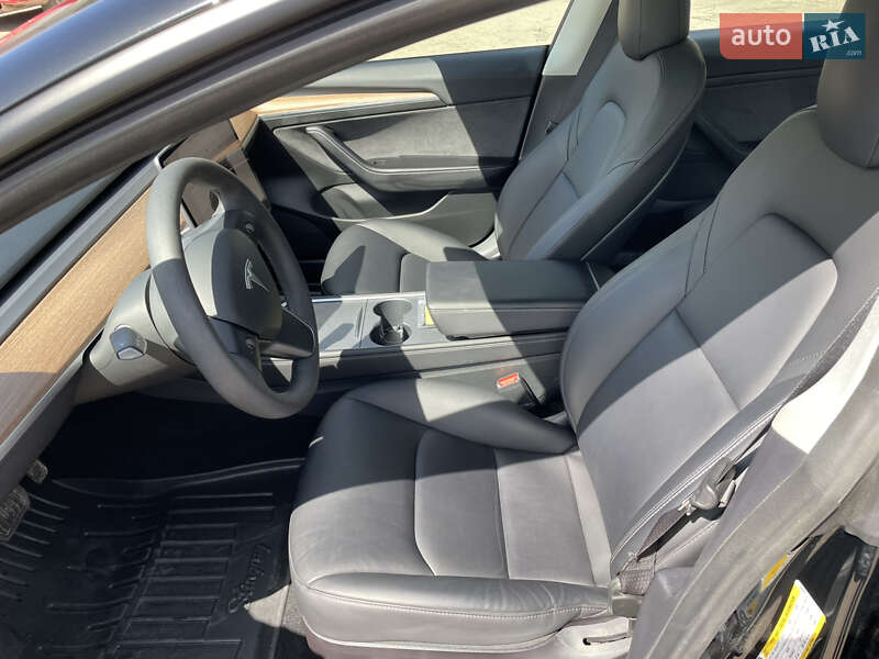 Седан Tesla Model 3 2022 в Самборі