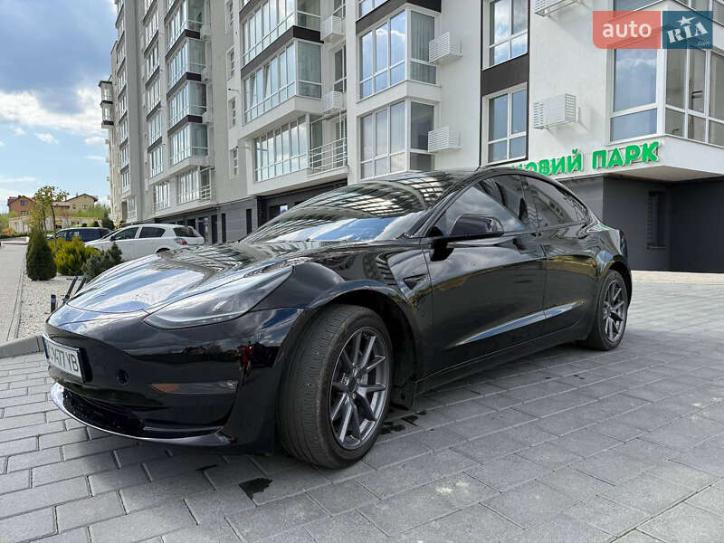 Седан Tesla Model 3 2023 в Трускавце