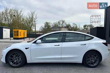 Седан Tesla Model 3 2022 в 