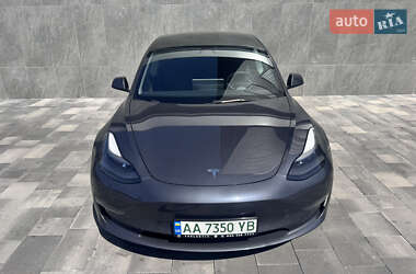 Седан Tesla Model 3 2022 в 