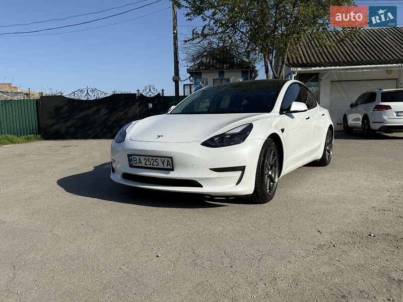 Седан Tesla Model 3 2022 в 