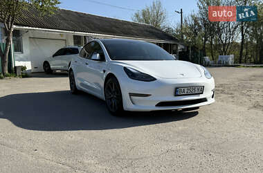 Седан Tesla Model 3 2022 в 