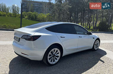 Седан Tesla Model 3 2022 в 