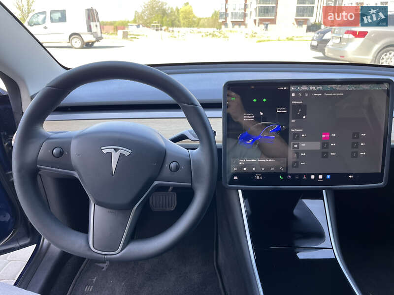 Седан Tesla Model 3 2019 в Львове