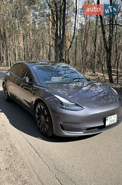 Седан Tesla Model 3 2022 в 