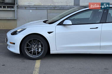 Седан Tesla Model 3 2023 в 