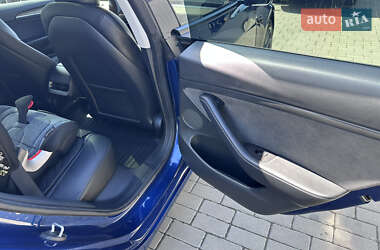 Седан Tesla Model 3 2022 в 