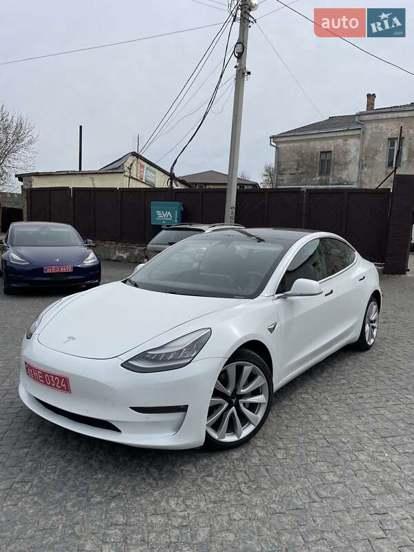 Седан Tesla Model 3 2020 в Луцке