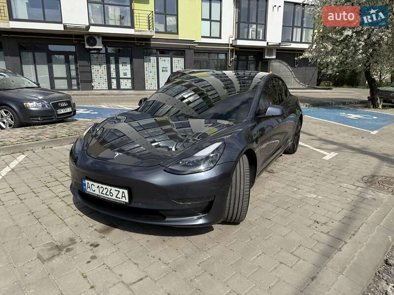 Седан Tesla Model 3 2022 в 