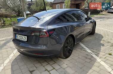 Седан Tesla Model 3 2022 в 