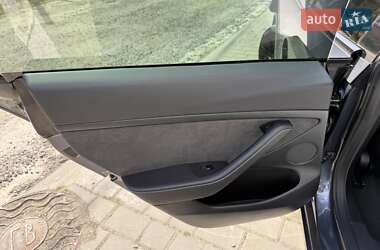 Седан Tesla Model 3 2022 в 