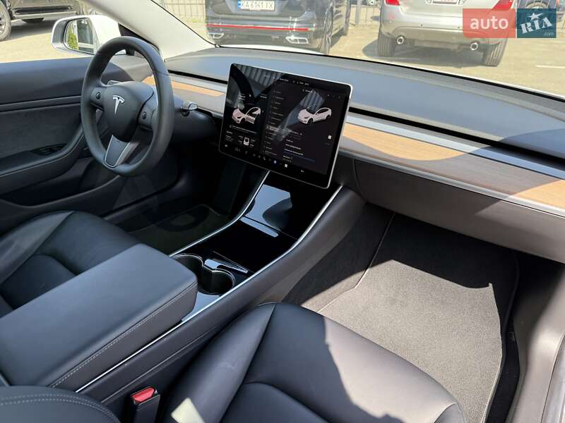 Седан Tesla Model 3 2019 в Киеве