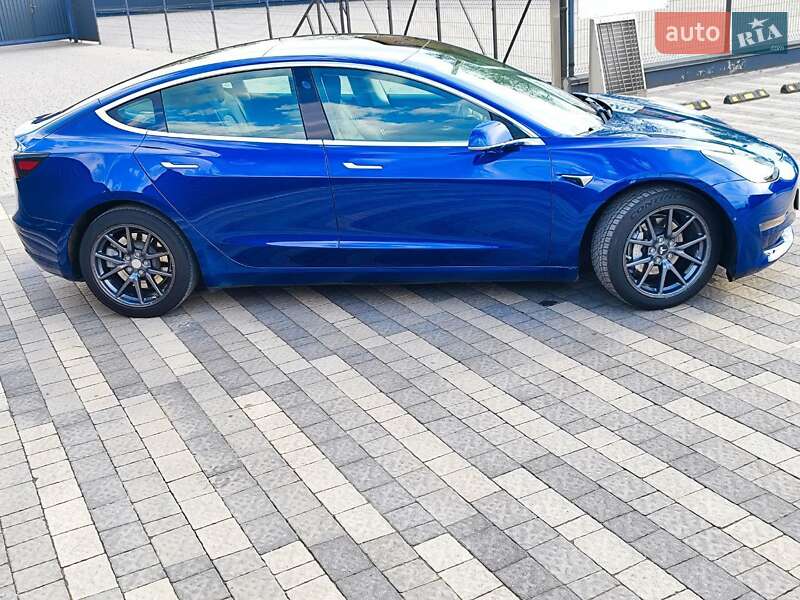 Седан Tesla Model 3 2019 в Львові