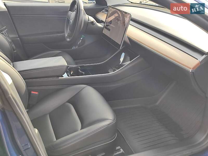 Седан Tesla Model 3 2019 в Львові