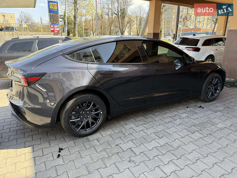 Седан Tesla Model 3 2024 в Львове