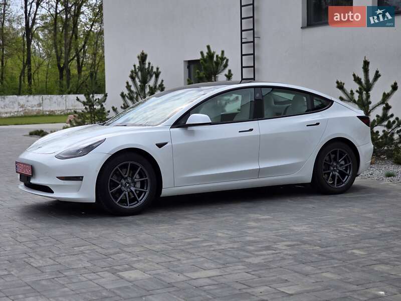 Седан Tesla Model 3 2022 в Луцьку