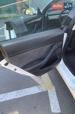 Седан Tesla Model 3 2021 в 