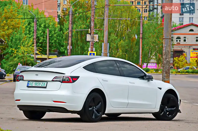 Седан Tesla Model 3 2020 в 