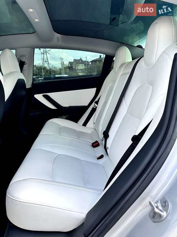 Седан Tesla Model 3 2018 в Львове
