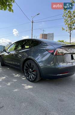 Седан Tesla Model 3 2022 в 