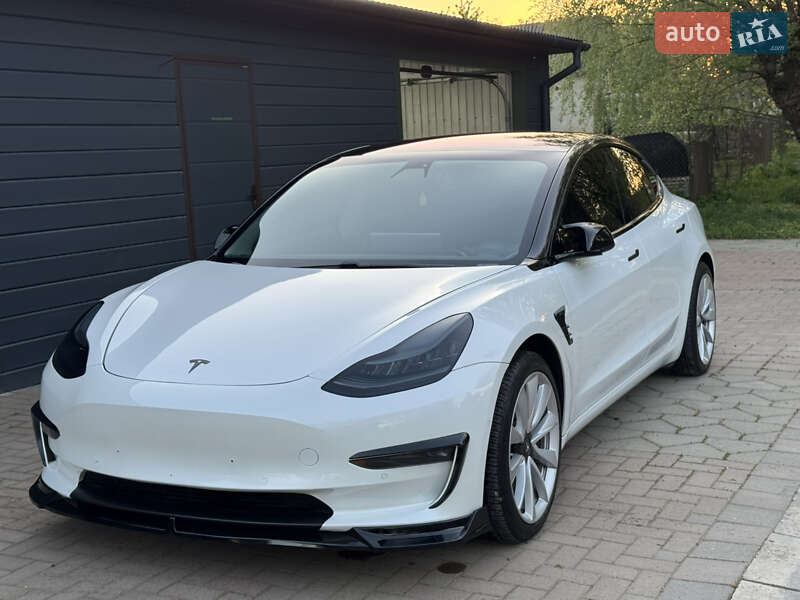 Седан Tesla Model 3 2019 в Черновцах