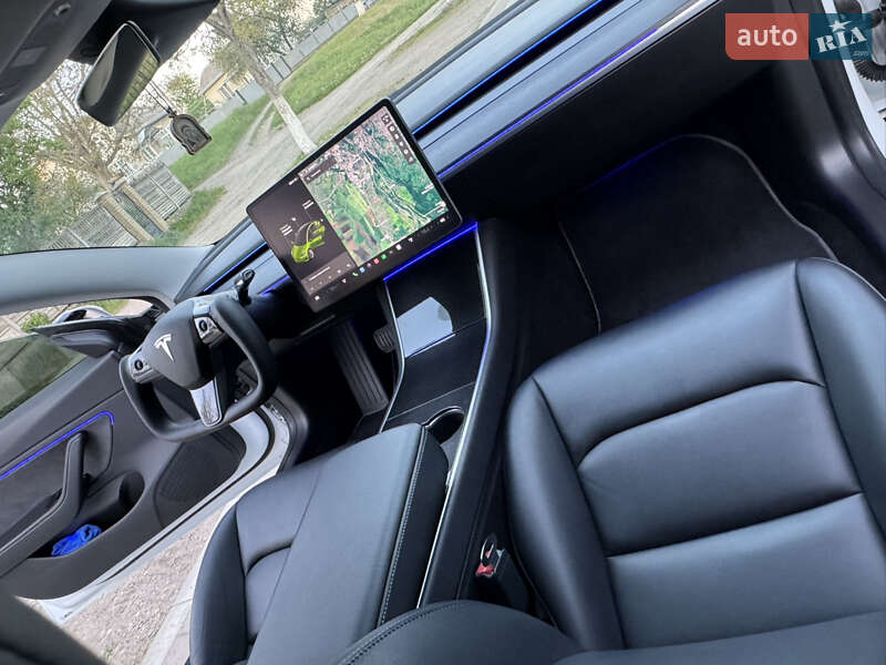 Седан Tesla Model 3 2019 в Черновцах