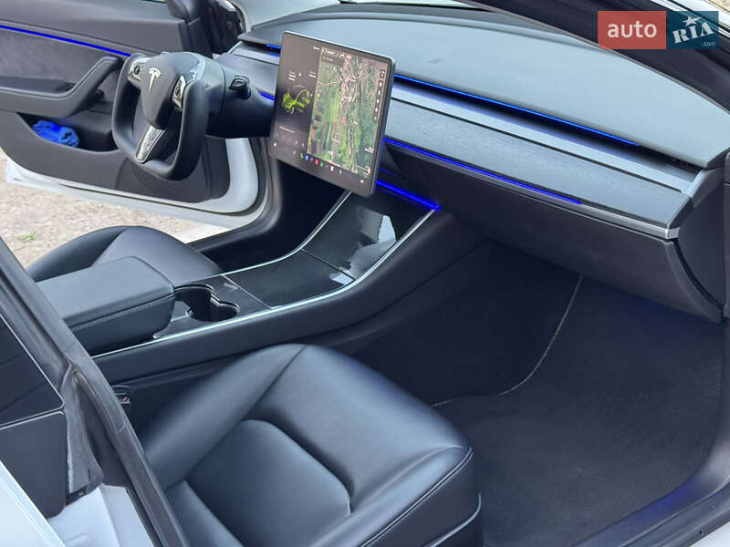Седан Tesla Model 3 2019 в Черновцах