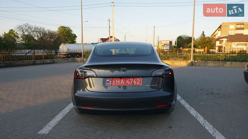 Седан Tesla Model 3 2019 в Дубні