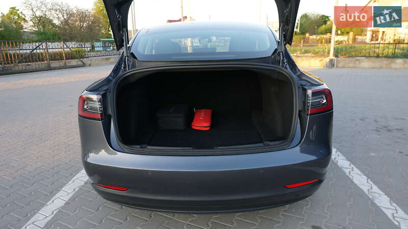 Седан Tesla Model 3 2019 в Дубні