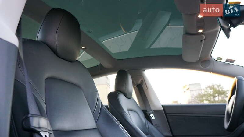 Седан Tesla Model 3 2019 в Дубні